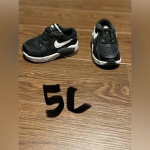 5C black and white Nike Air Max
VGUC